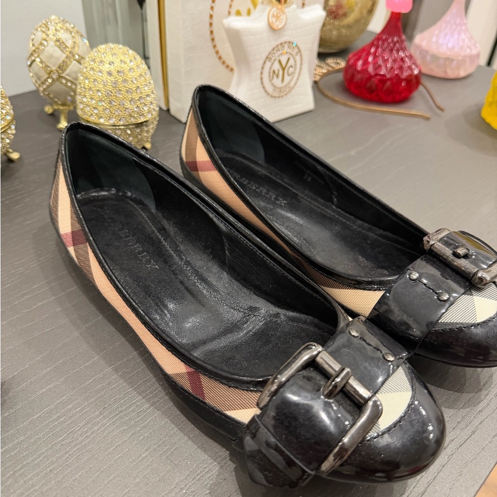 Burberry Women's Black and Cream Flats - Picture 2 of 8